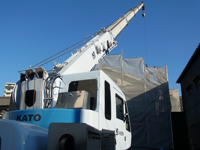 取り外した瓦をクレーンで荷下ろし